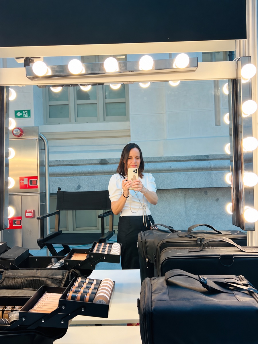 Eva Delgado ante un espejo de camerino