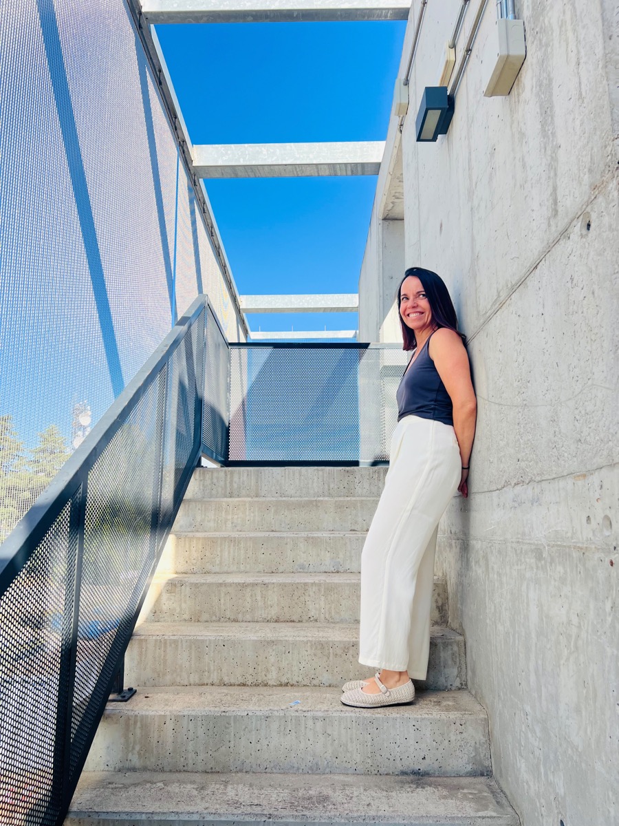 Eva Delgado en unas escaleras al aire libre